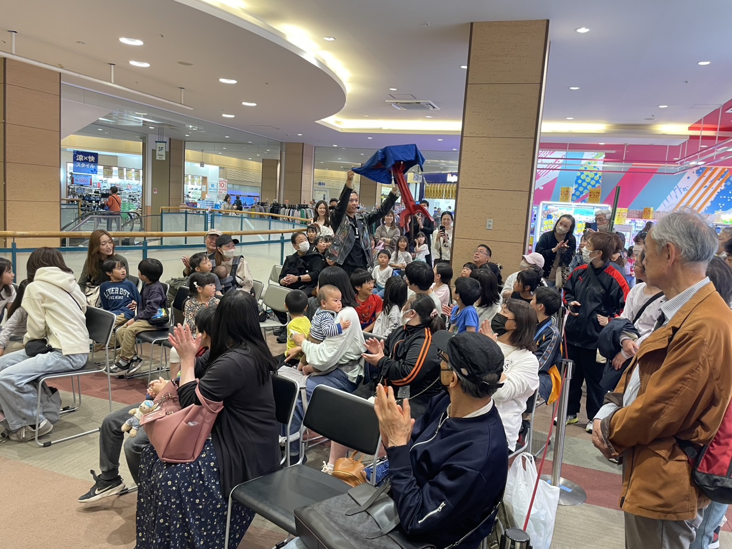 商業施設・地域イベントでのマルザの出演風景